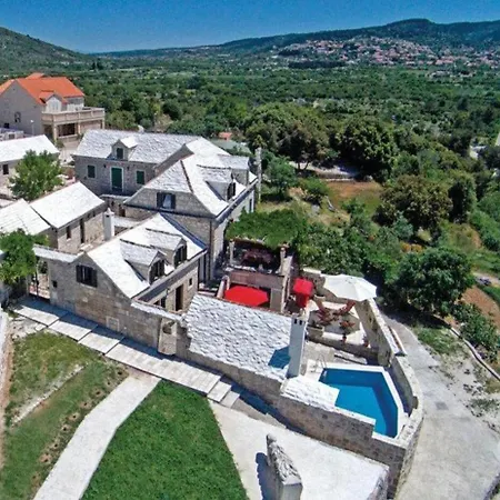 House Mari 1